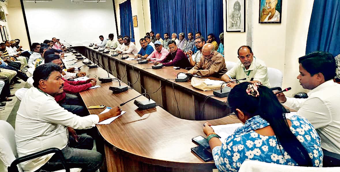 Ranchi News : शत प्रतिशत लाभुकों के बीच खाद्यान्न का वितरण करें