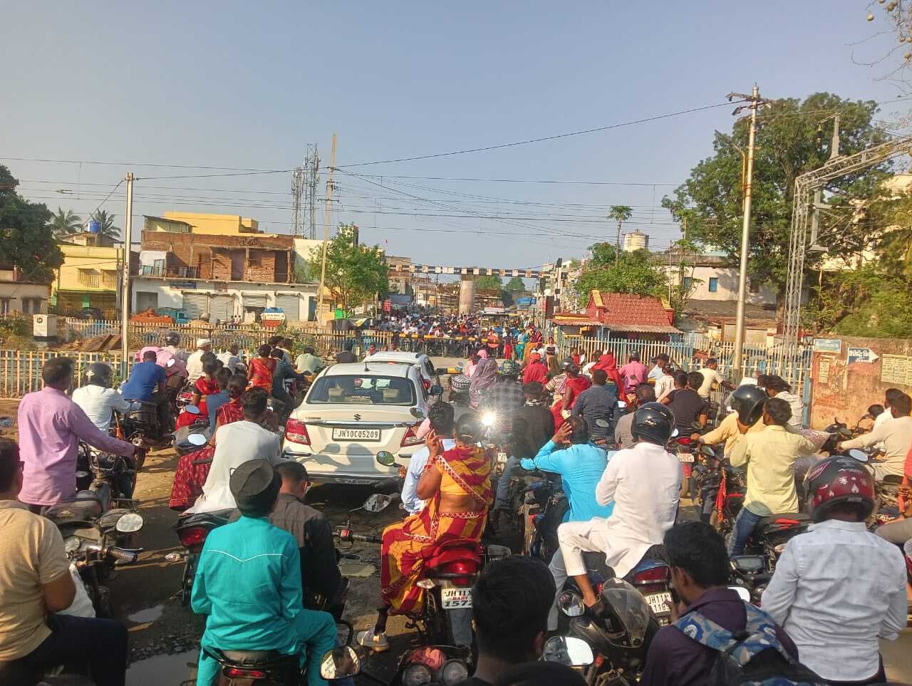 Giridih News: आरओबी निर्माण का समय होने वाल है पूरा, आधा काम भी नहीं हुआ