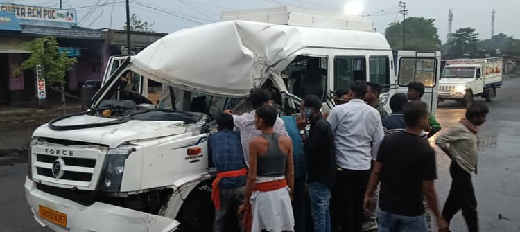 Bokaro News : बारात से लौट रही सवारी गाड़ी हाइवा से टकरायी, दो गंभीर