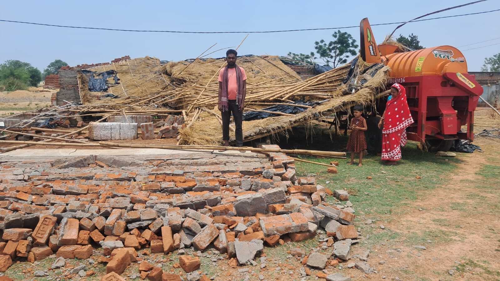 Bokaro News : आंधी-पानी में गिरा पोल्ट्री शेड, दो लाख की क्षति