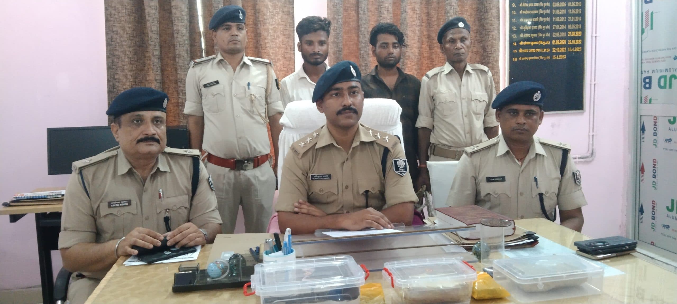 Motihari : राजपुर लूटकांड में शामिल दो अपराधी गिरफ्तार,1034 ग्राम चरस, एक कट्टा बरामद