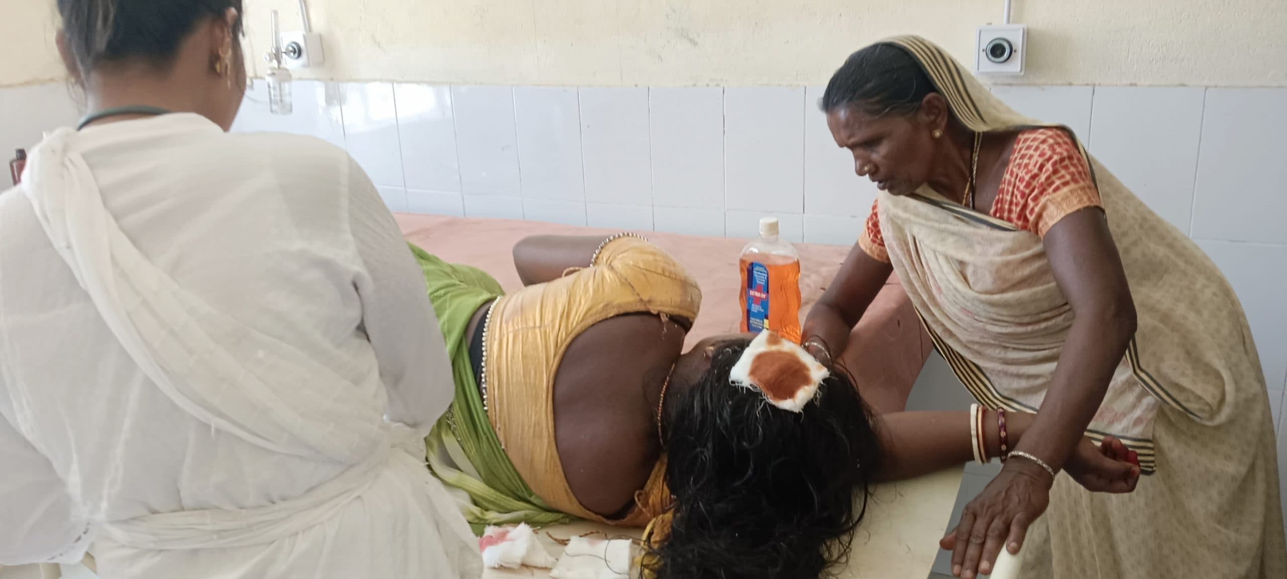 चलती बाइक से गिरकर महिला घायल, सदर अस्पताल रेफर