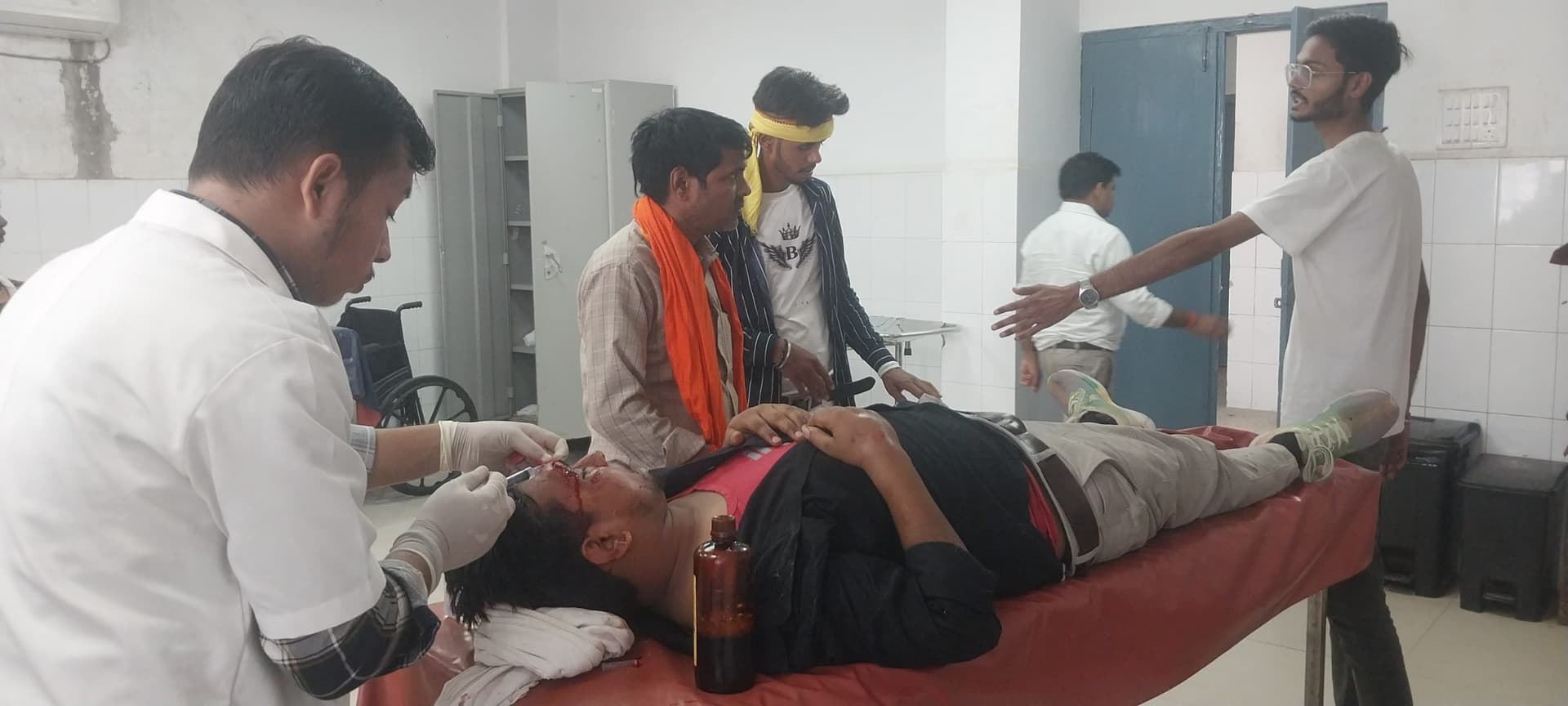 हाइवे पर खड़े ट्रैक्टर से टकराया ऑटो, पति-पत्नी घायल