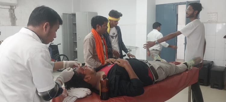 हाइवे पर खड़े ट्रैक्टर से टकराया ऑटो, पति-पत्नी घायल