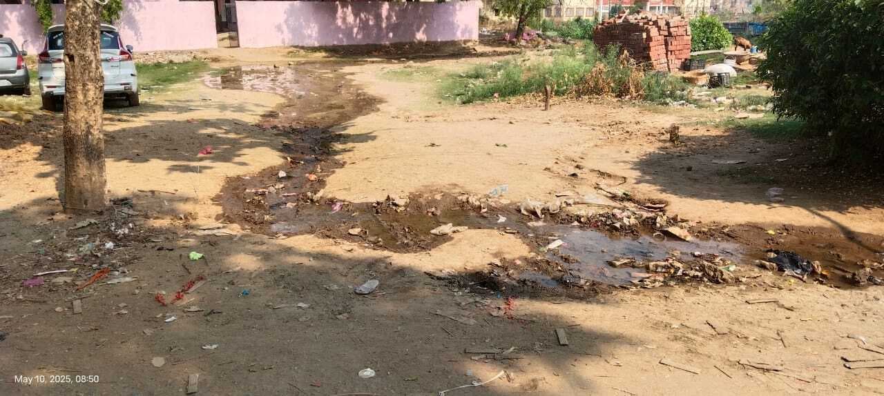 पाइप लीकेज रहने के कारण सैकड़ों लीटर पानी हो रहा बर्बाद