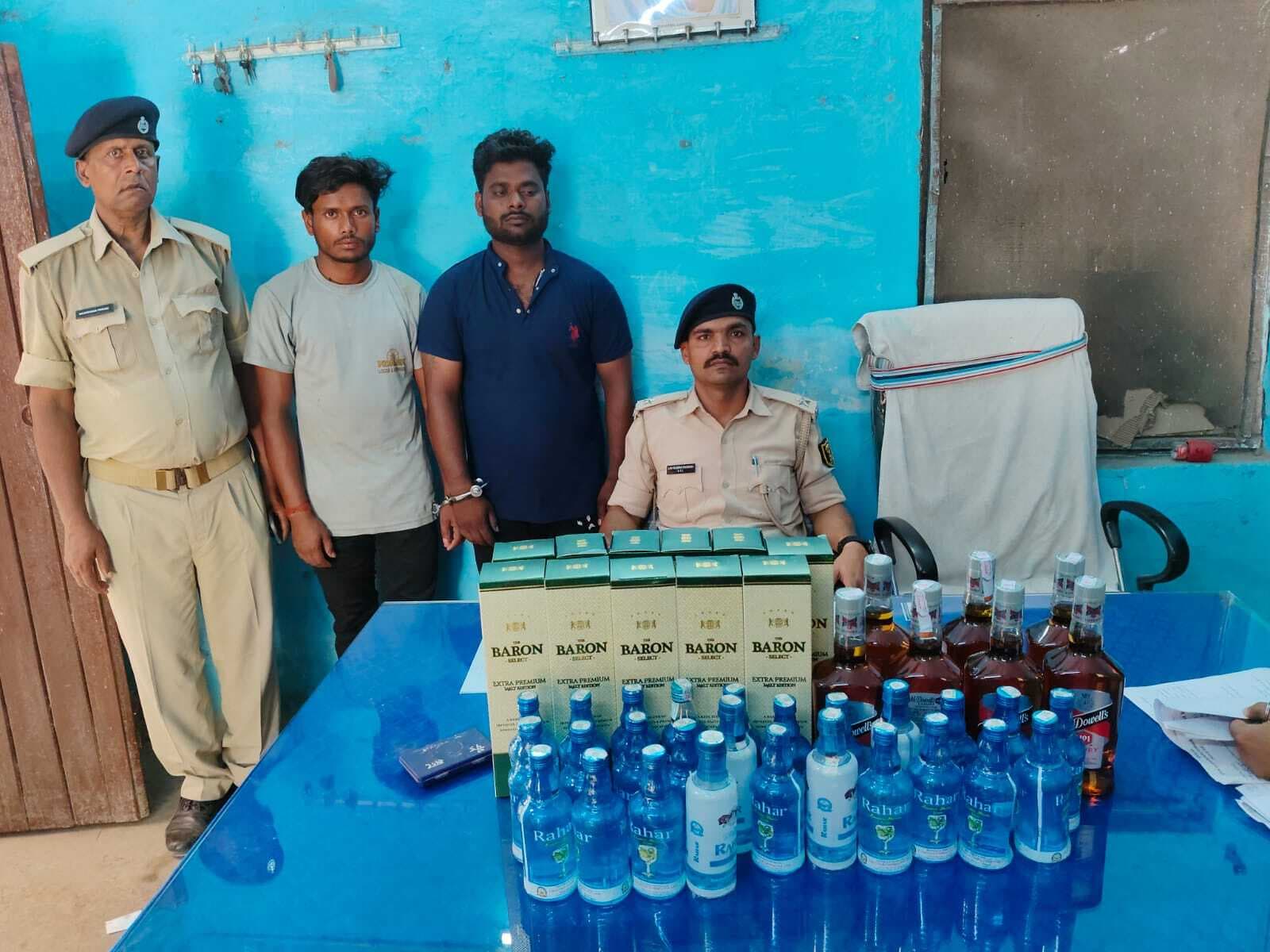 Motihari: देसी व विदेशी शराब के साथ तीन धंधेबाज धराये