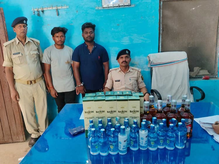 Motihari: देसी व विदेशी शराब के साथ तीन धंधेबाज धराये