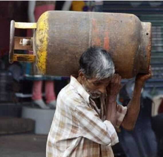 कॉमर्शियल गैस सिलिंडर पर खाना बनाना पड़ रहा महंगा