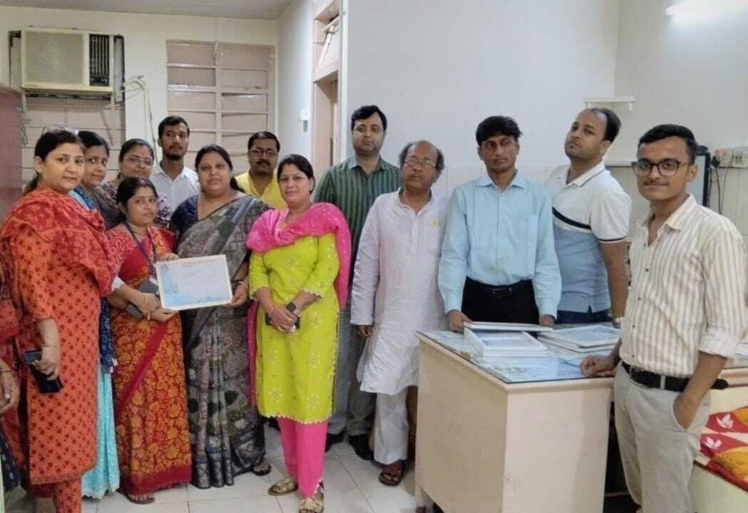 Dhanbad News : मातृ सदन झरिया में नर्सों को किया गया सम्मानित