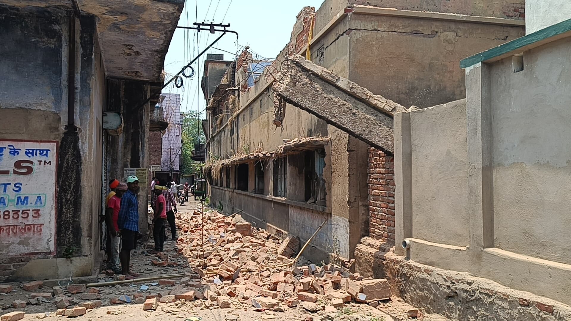 Dhanbad News : स्कूल के पुराने भवन निर्माण कार्य के दौरान दीवार ढही, बड़ा हादसा टला