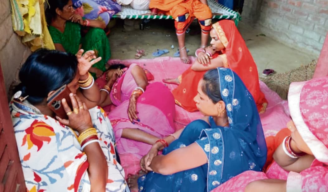 Saran News : बारात जा रहे बाइक सवार दो युवकों की सड़क हादसे में मौत