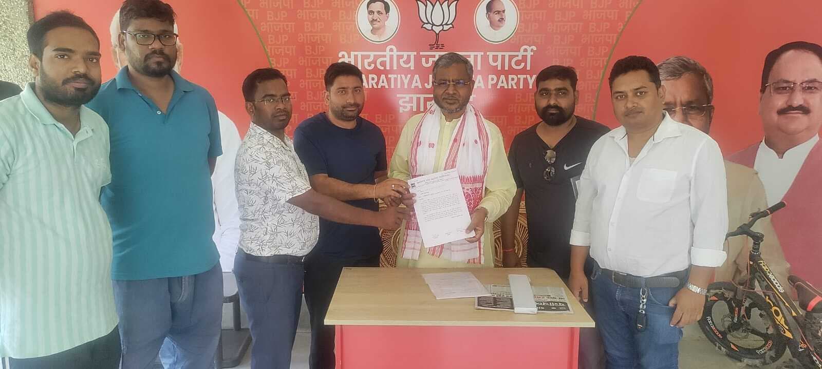 Political News : सिविल सेवा रिजल्ट प्रकाशन को लेकर भूख हड़ताल जारी, बाबूलाल मरांडी से मिले अभ्यर्थी