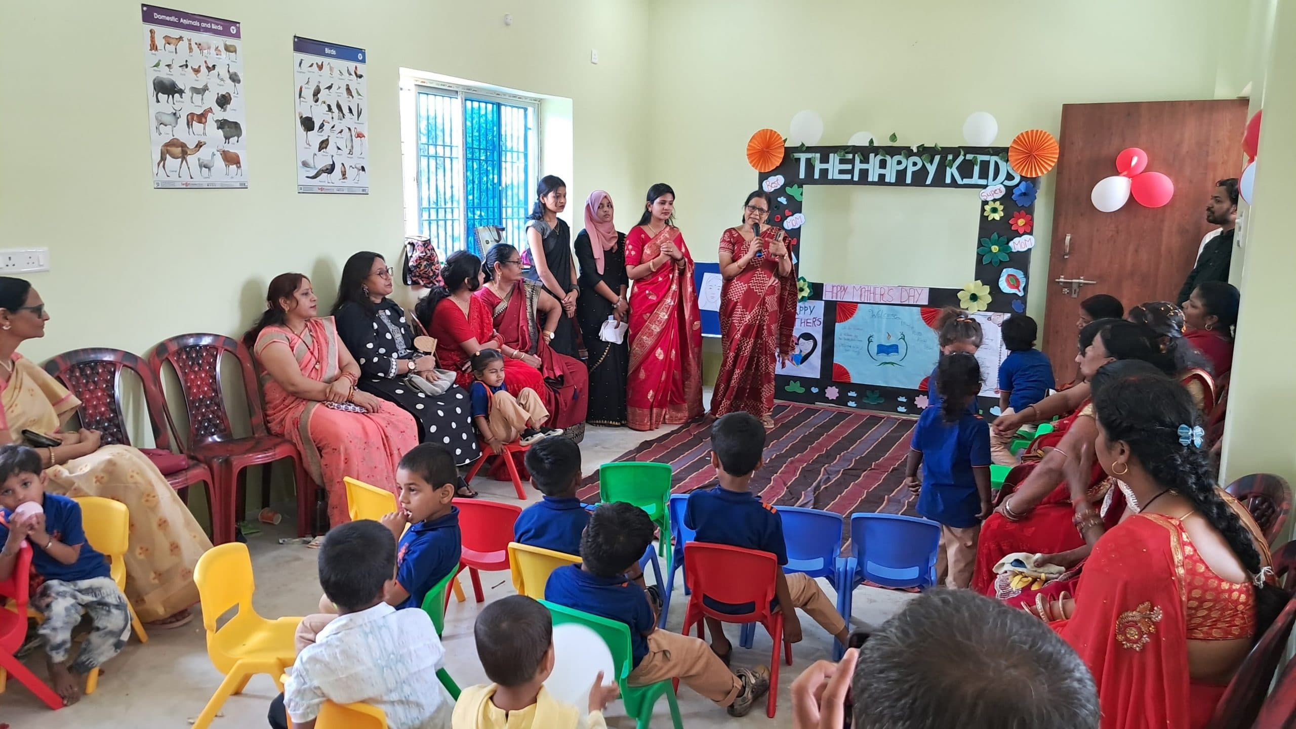 बच्चों ने अपनी माताओं के लिए अपने हाथों से बनाये ग्रीटिंग