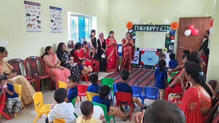 बच्चों ने अपनी माताओं के लिए अपने हाथों से बनाये ग्रीटिंग