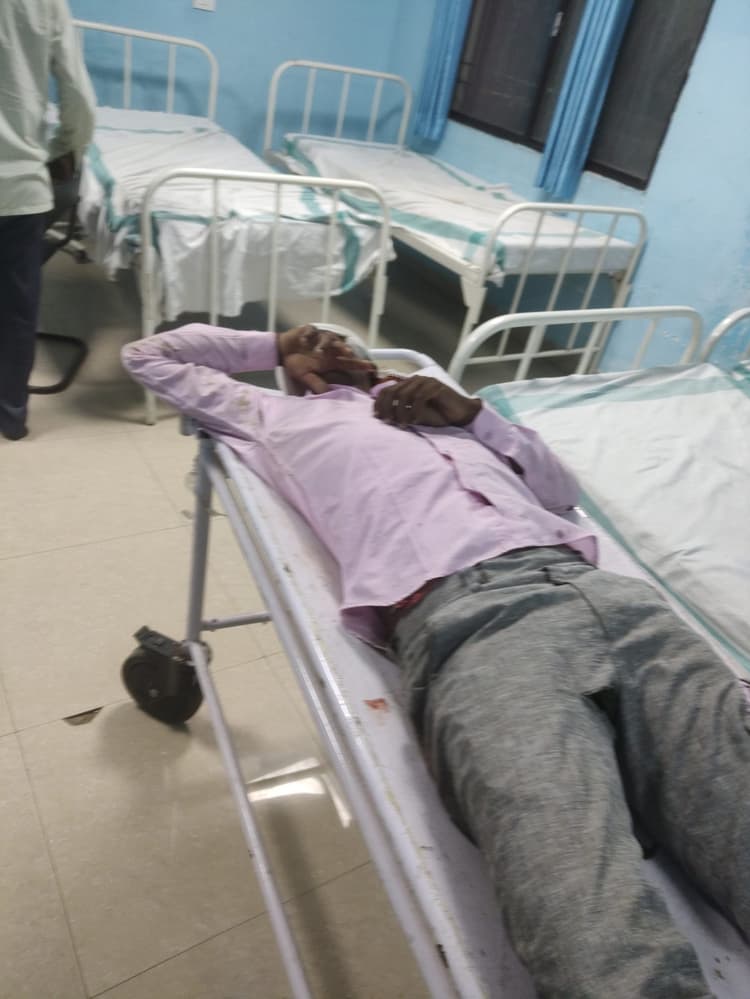 स्कॉर्पियो के धक्के से बाइक सवार दो युवक गंभीर रूप से घायल, सासाराम रेफर