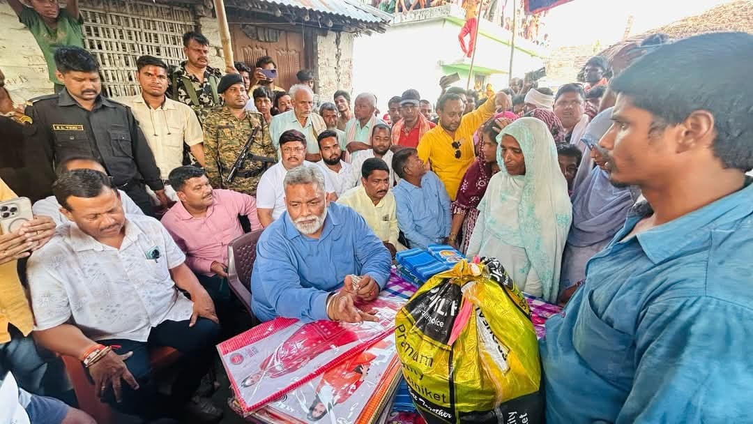 आर्थिक सहयोग कर पप्पू यादव ने अग्निपीड़ितों के पोछे आंसू