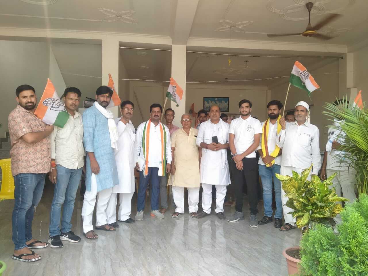 कई गांवों में कांग्रेस ने चलाया हर घर पार्टी का झंडा कार्यक्रम