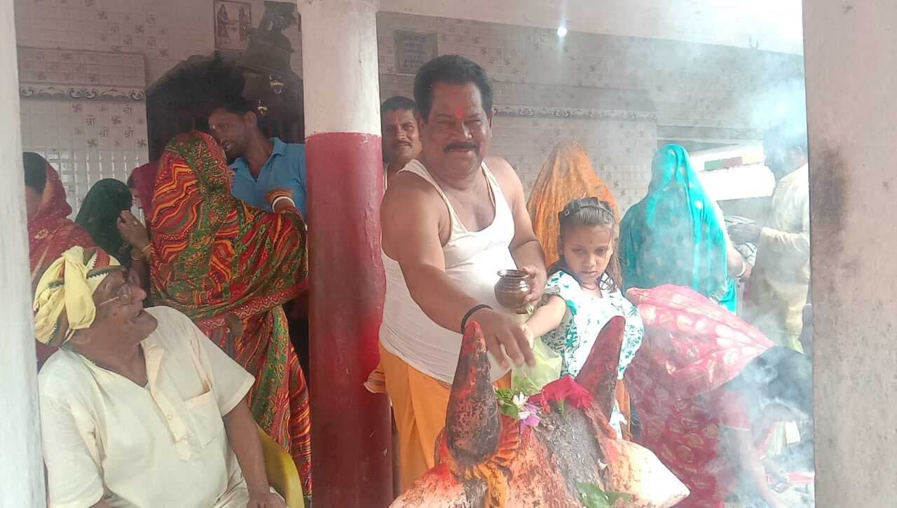 बुद्ध पूर्णिमा पर श्रद्धालुओं ने मंदिरों में की पूजा अर्चना