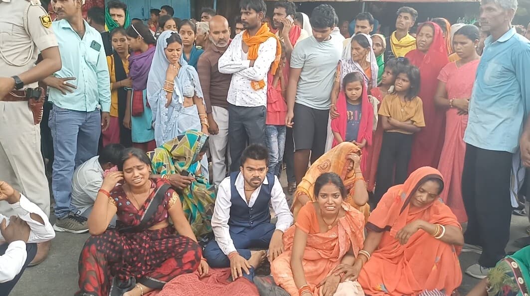 काराकाट में बस की टक्कर से पति-पत्नी व दो बच्चों की मौत