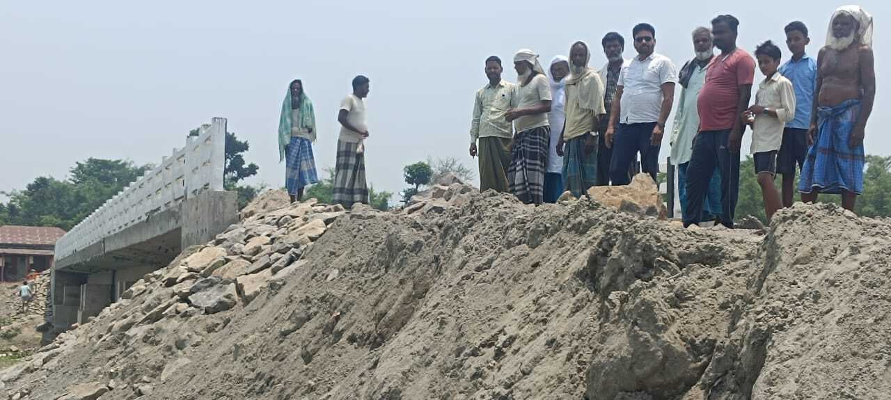 एप्रोच पथ के निर्माण में ग्रामीणों ने अनियमितता का लगाया आरोप