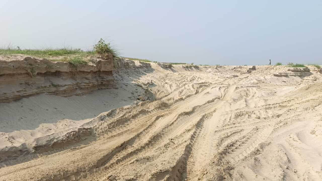 अवैध खनन से बंजर हो रही भूमि, विभाग मौन