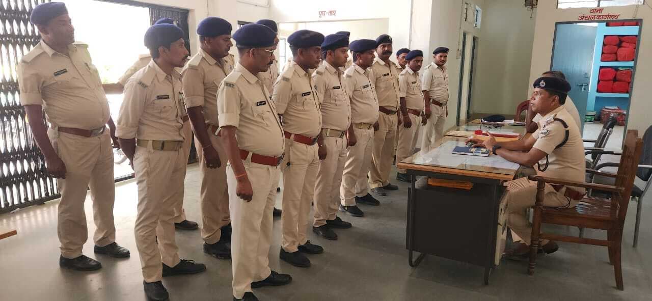 चौकीदार को वर्दी में रहकर ड्यूटी करने का दिया निर्देश