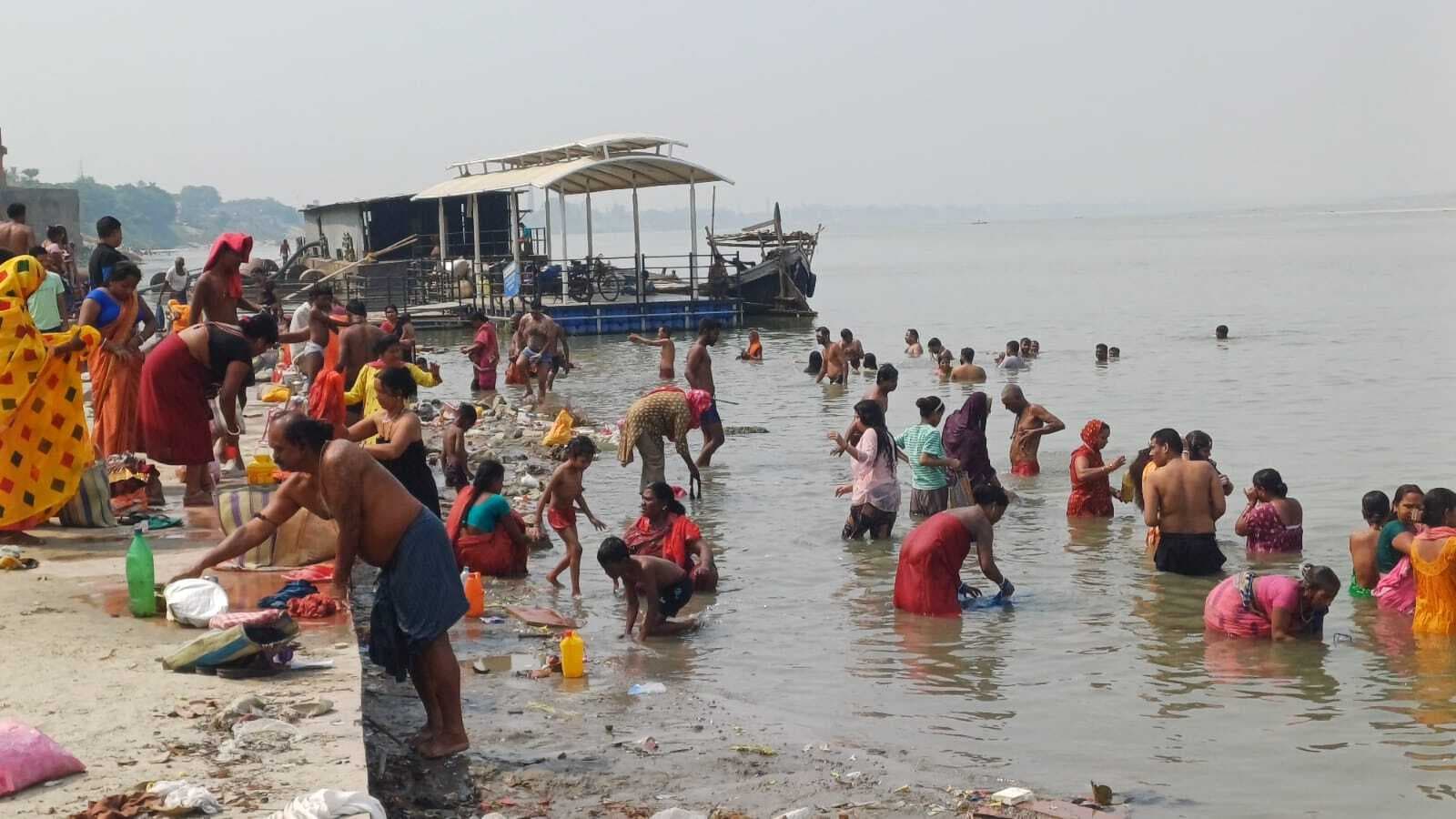 बुद्ध पूर्णिमा : गंगा स्नान कर श्रद्धालुओं ने की पूजा-अर्चना, दरिद्र नारायण को किया दान