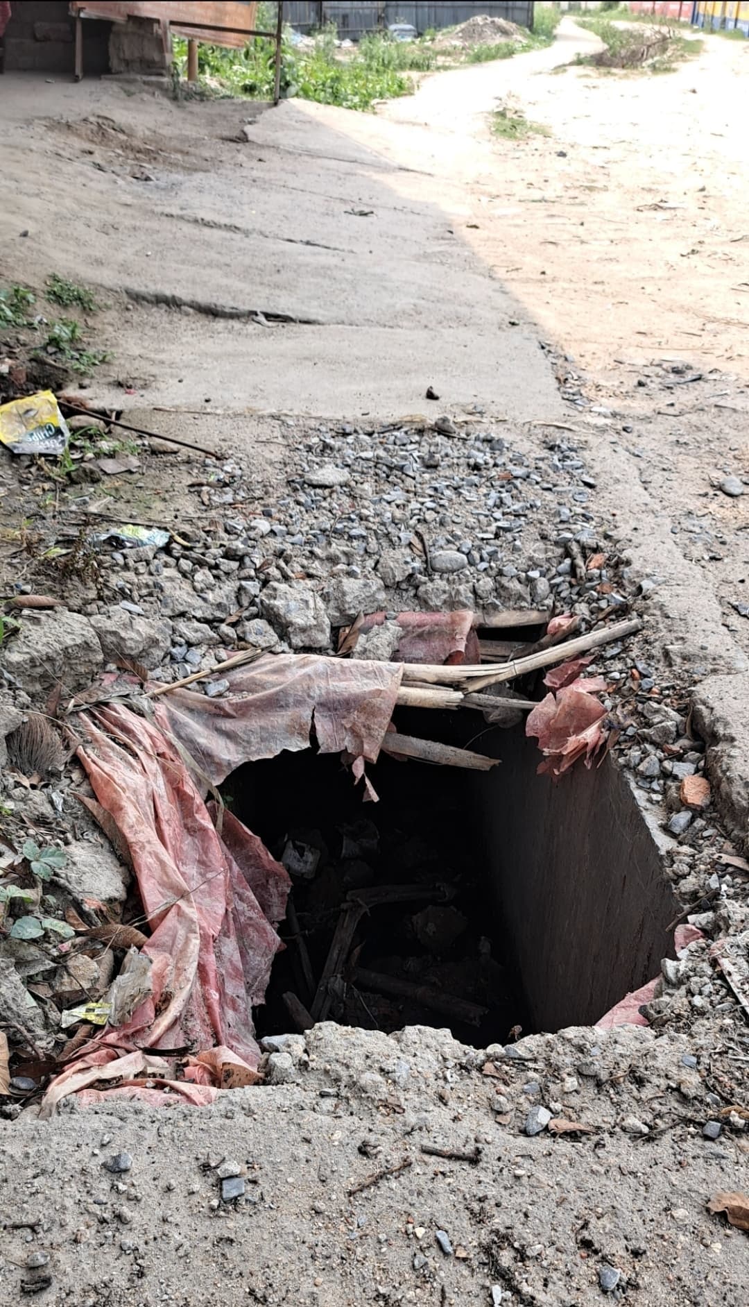 नाला का ढक्कन टूटने से राहगीर गिरकर हो रहे घायल