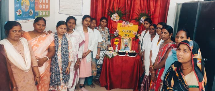 सीएचसी में केक काटकर मनाया अंतरराष्ट्रीय नर्स दिवस