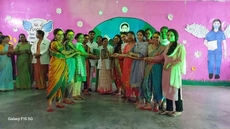 Jamshedpur News : अभिभावक की तरह मरीजों की देखभाल करने की नर्सों ने ली शपथ