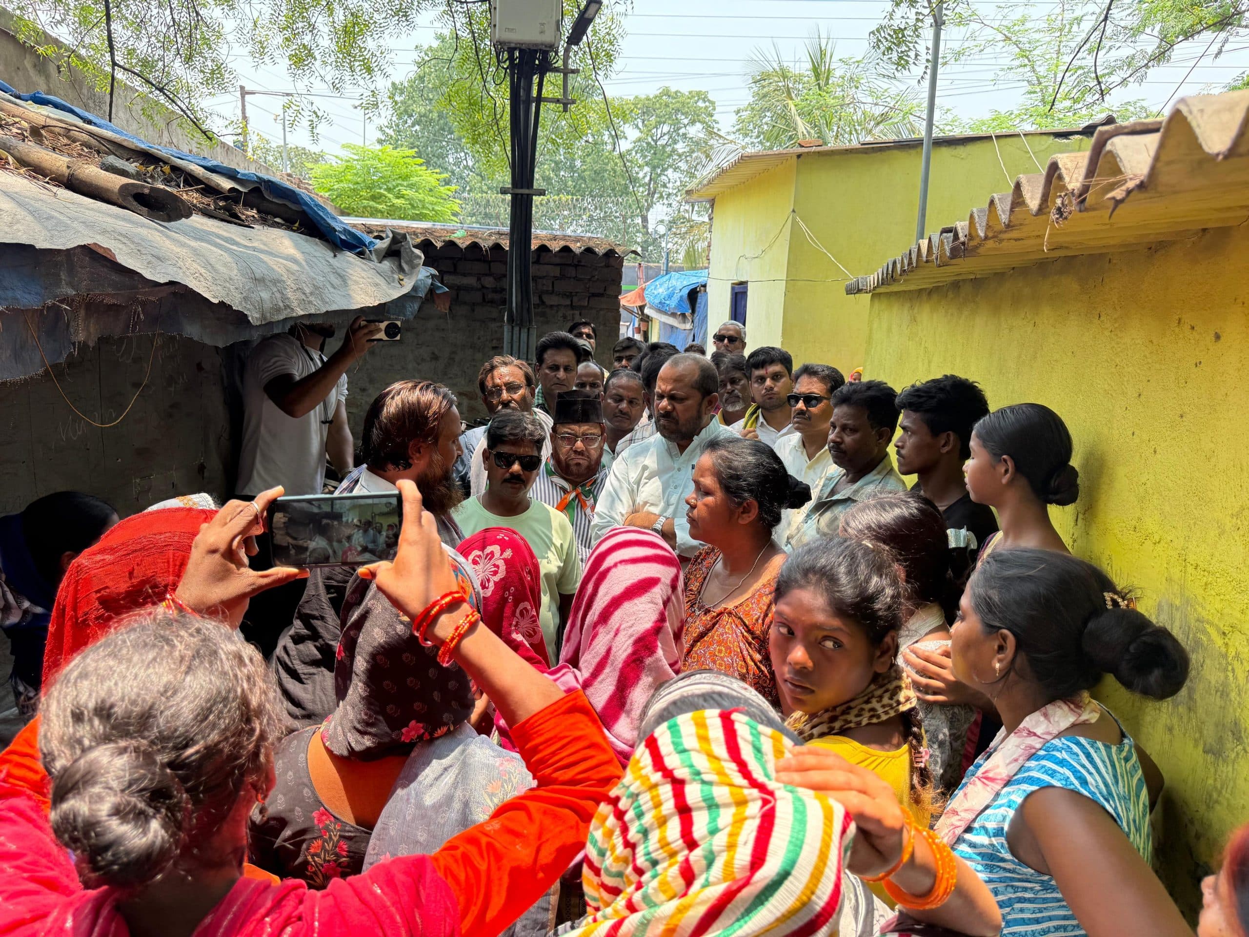 Jamshedpur News :  बर्मामाइंस हादसा : पीड़ित परिवार से मिला कांग्रेस प्रतिनिधिमंडल, हर संभव मदद दिलाने का दिया भरोसा