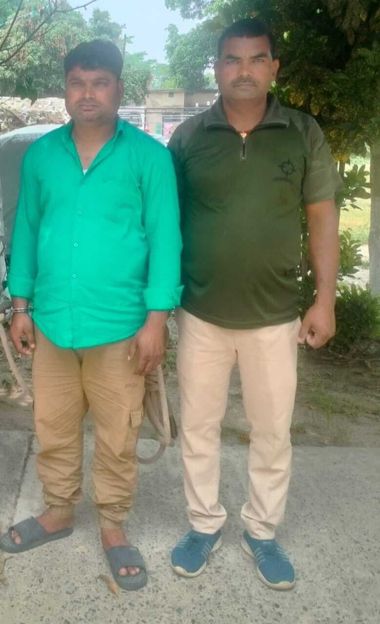 22 बोतल अंग्रेजी व 08 लीटर शराब के साथ एक तस्कर गिरफ्तारफोटो- 07कैप्सन - गिरफ्तार तस्कर प्रतापगंज पुलिस ने गुप्त सूचना के आधार पर रविवार को 22 बोतल अंग्रेजी और 08 लीटर देशी चुलाई शराब के साथ एक तस्कर को गिरफ्तार किया. जानकारी देते हुए पुअनि लाला कुमार ने बताया कि रविवार को पुलिस बल के साथ विविध जांच और अवैध शराब के विरूद्ध छापेमारी करने के लिए थाना क्षेत्र के तेकुना पंचायत में थे. उसी क्रम में गुप्त सूचना मिली कि सुरजापुर पंचायत के वार्ड नंबर 08 निवासी मनोज चौधरी अपने घर में अवैध रूप से शराब रखकर कारोबार करता है. सूचना पाते ही पुअनि लाला कुमार पुलिस बल के साथ बताये गये निशानदेही पर पहुंचे. पुलिस वाहन को देख कर एक युवक भागने का प्रयास करने लगा. जिसे पुलिस बल के जवानों ने घेर कर पकड़ लिया. पूछताछ में पकड़ा गया युवक मनोज निकला. पुलिस कार्रवाई देख जमा भीड़ के बीच पुलिस ने मनोज के घर की तलाशी ली. जिसमें उसके घर के बरामदे पर दो प्लास्टिक के बोरे में छिपाकर रखे अंग्रेजी शराब मेकडेवेल लक्जरी ब्लेंडेड व्ह्वीस्की 375 एमएल की 22 बोतल और चार काले रंग की प्लास्टिक से 08 लीटर देशी चुलाई शराब बरामद किया गया. पुअनि द्वारा बरामद शराब की जब्ती सूची बनाकर गिरफ्तार तस्कर मनोज को थाना लाया गया. जहां आवश्यक कारवाई के बाद उसे न्यायिक हिरासत में भेज दिया गया.