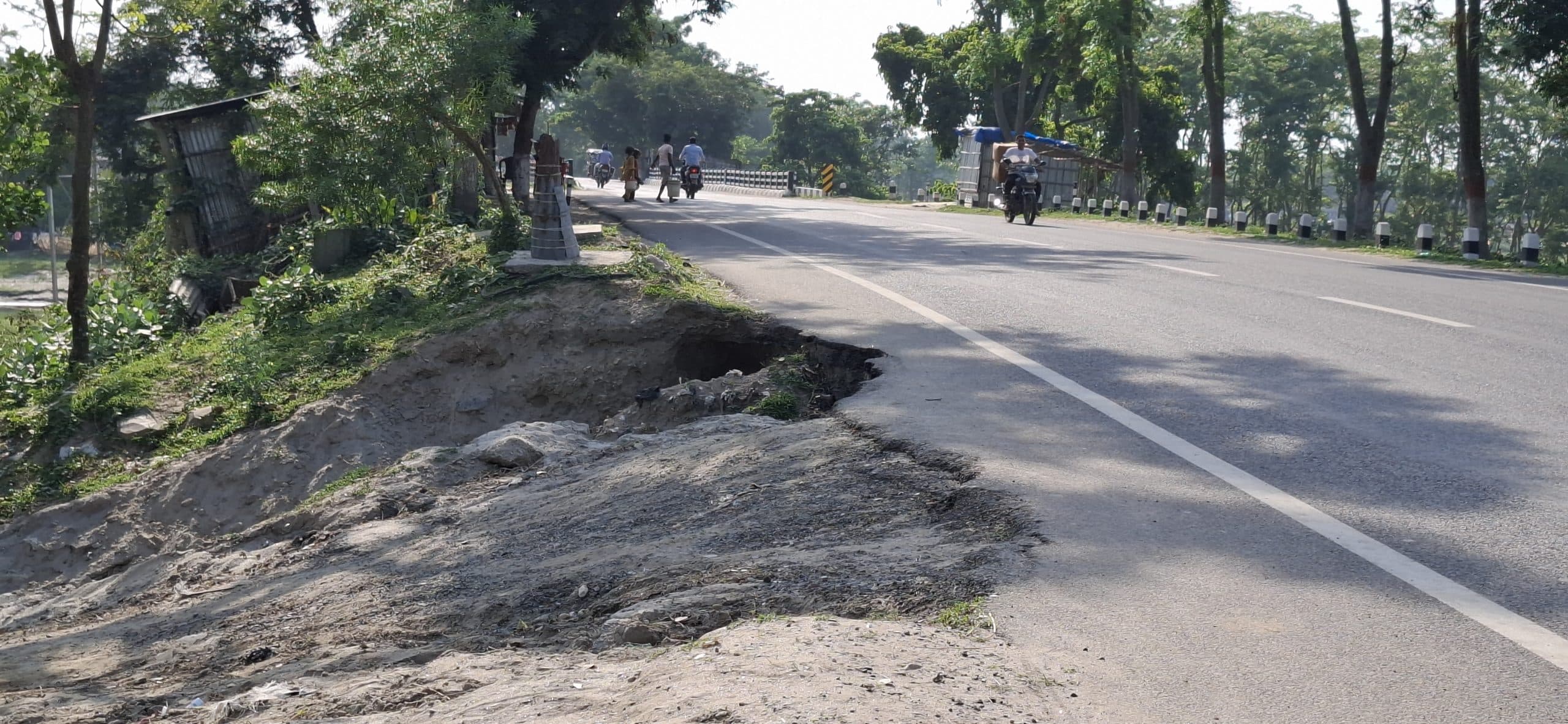 एनएच 327ई पर बना रेनकट हादसे को दे रहा आमंत्रण, जिम्मेदार सुस्त