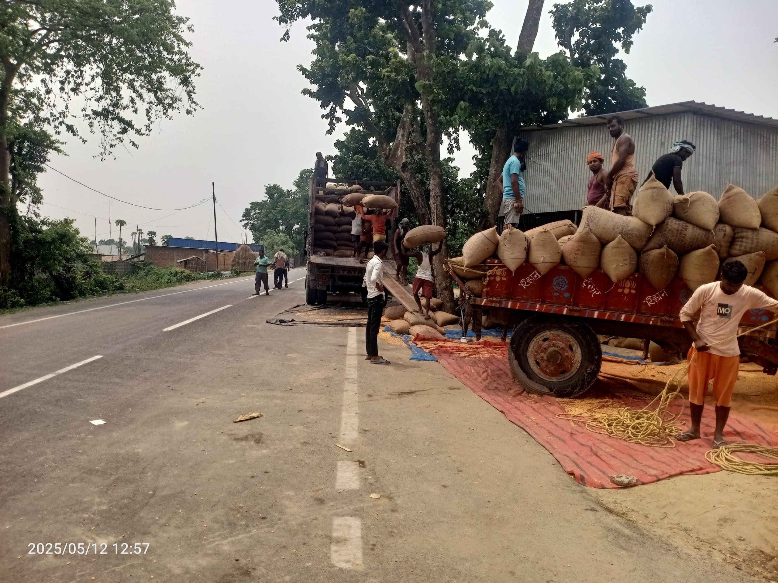 एनएच पर वाहन खड़ी कर मक्का की हो रही लोडिंग