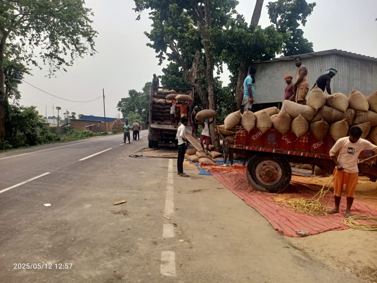 एनएच पर वाहन खड़ी कर मक्का की हो रही लोडिंग