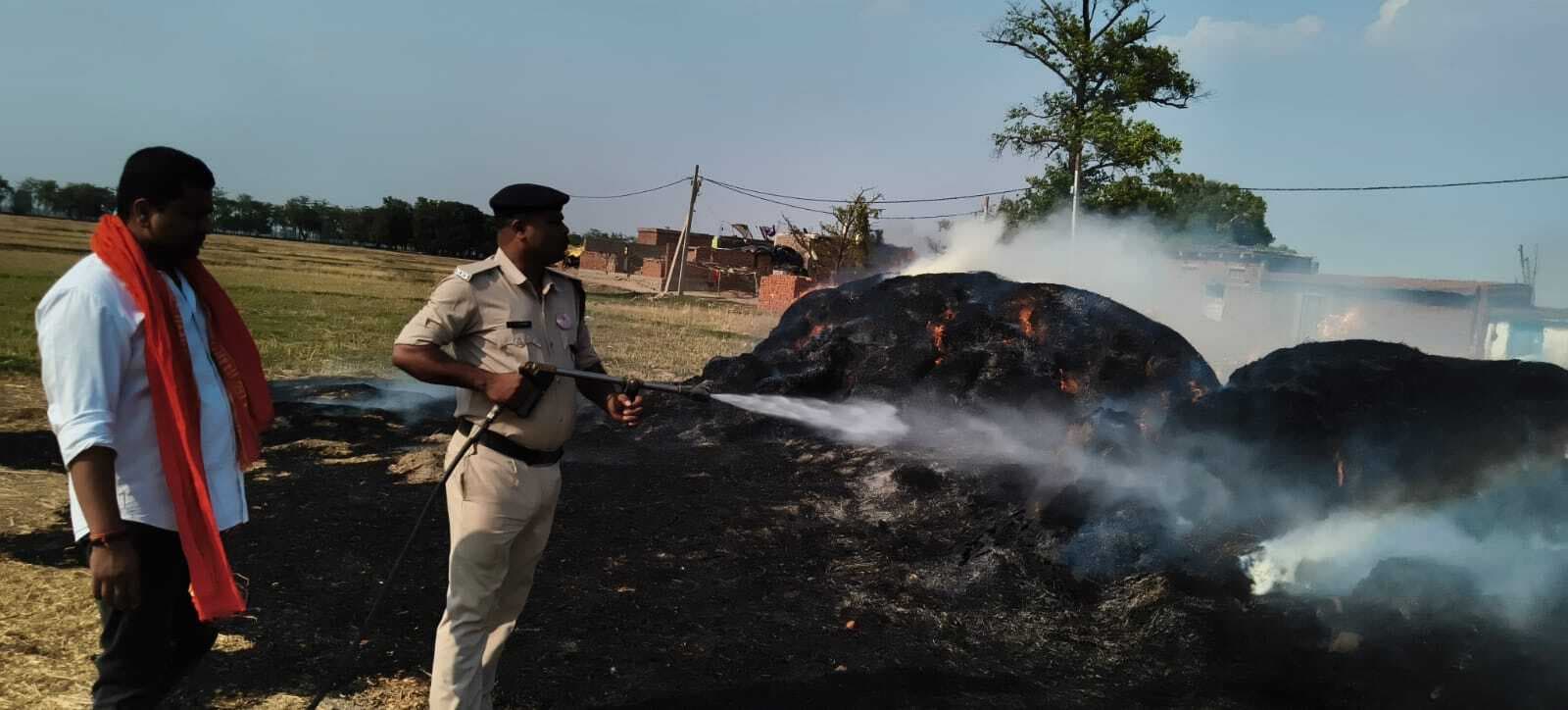 खलिहान में लगी आग, हजारों का पुआल जलकर राख