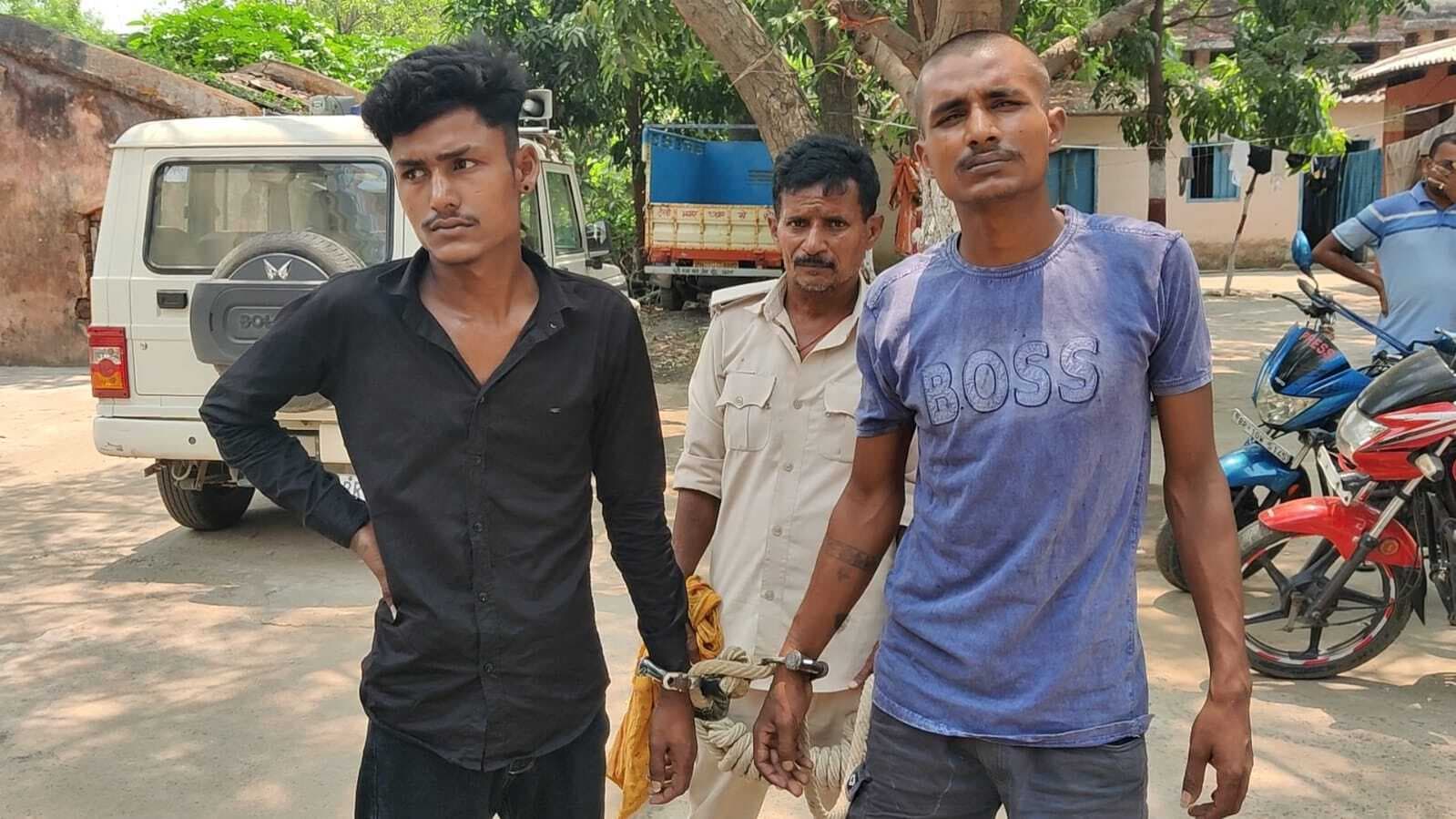 चेन स्नैचिंग करने वाले गिरोह के दो सदस्य गिरफ्तार, बाइक व मोबाइल बरामद