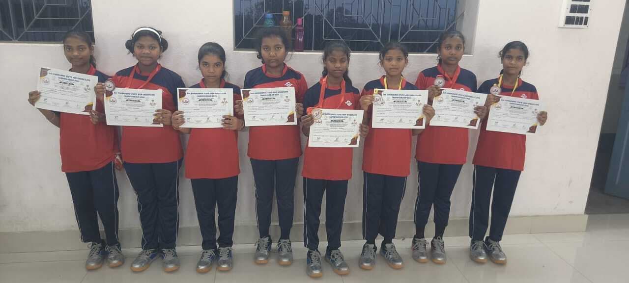 कुंडहित की छात्राओं ने आर्म रैसलिंग में लहराया परचम