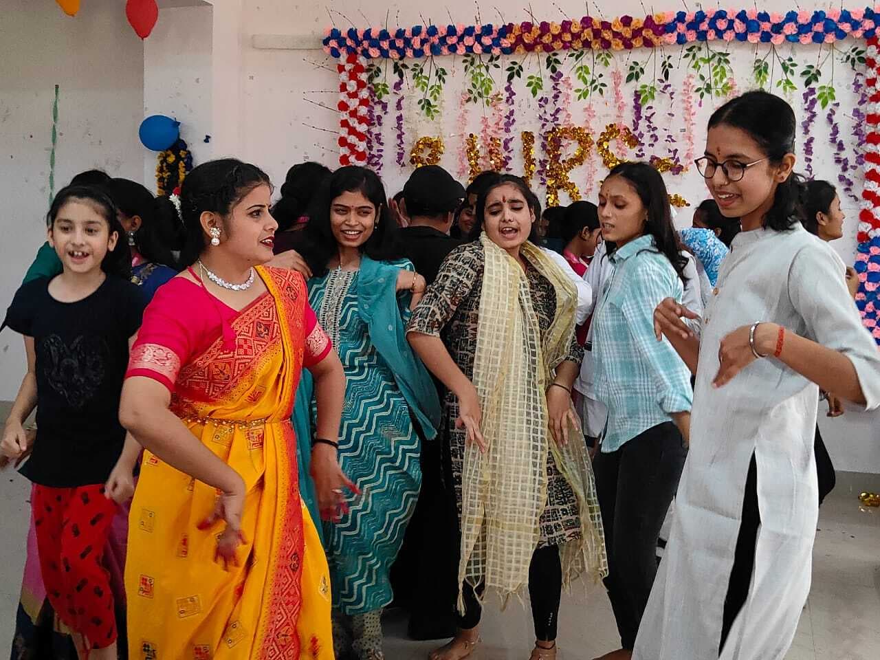 नर्सिंग पेशे को मानव सेवा का सर्वाेच्च उदाहरण पेश कर समाज को किया जागरूक