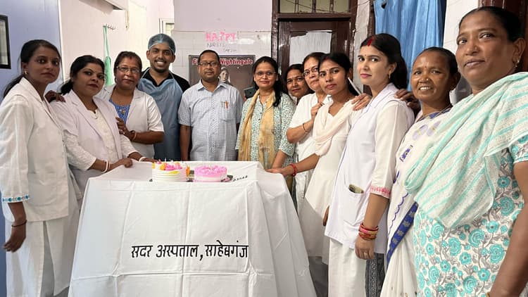 एएनएम-जीएनएम ने केक काटकर मनाया अंतर्राष्ट्रीय नर्स दिवस