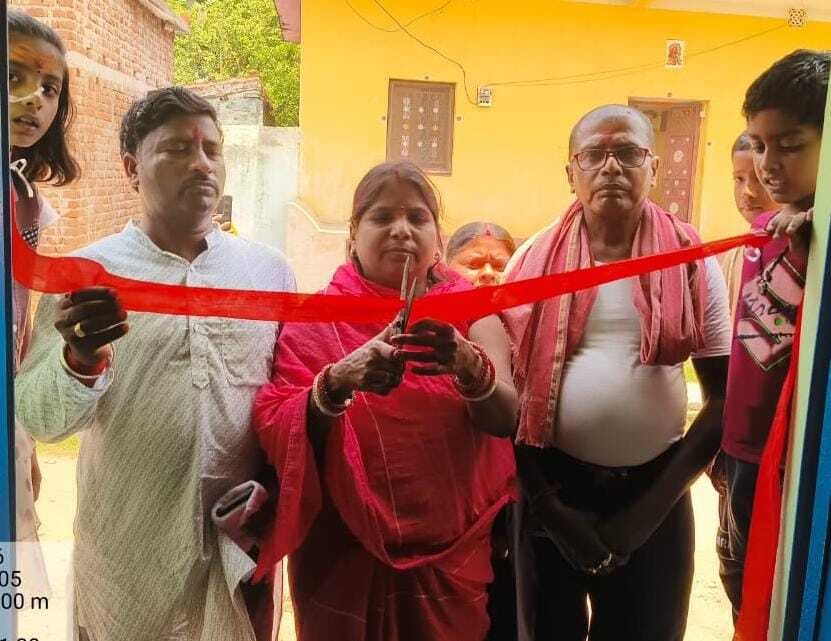 लाभुक  को कराया गया गृह प्रवेश