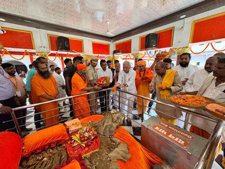 बोधगया मठ में राज्यपाल ने की पूजा-अर्चना