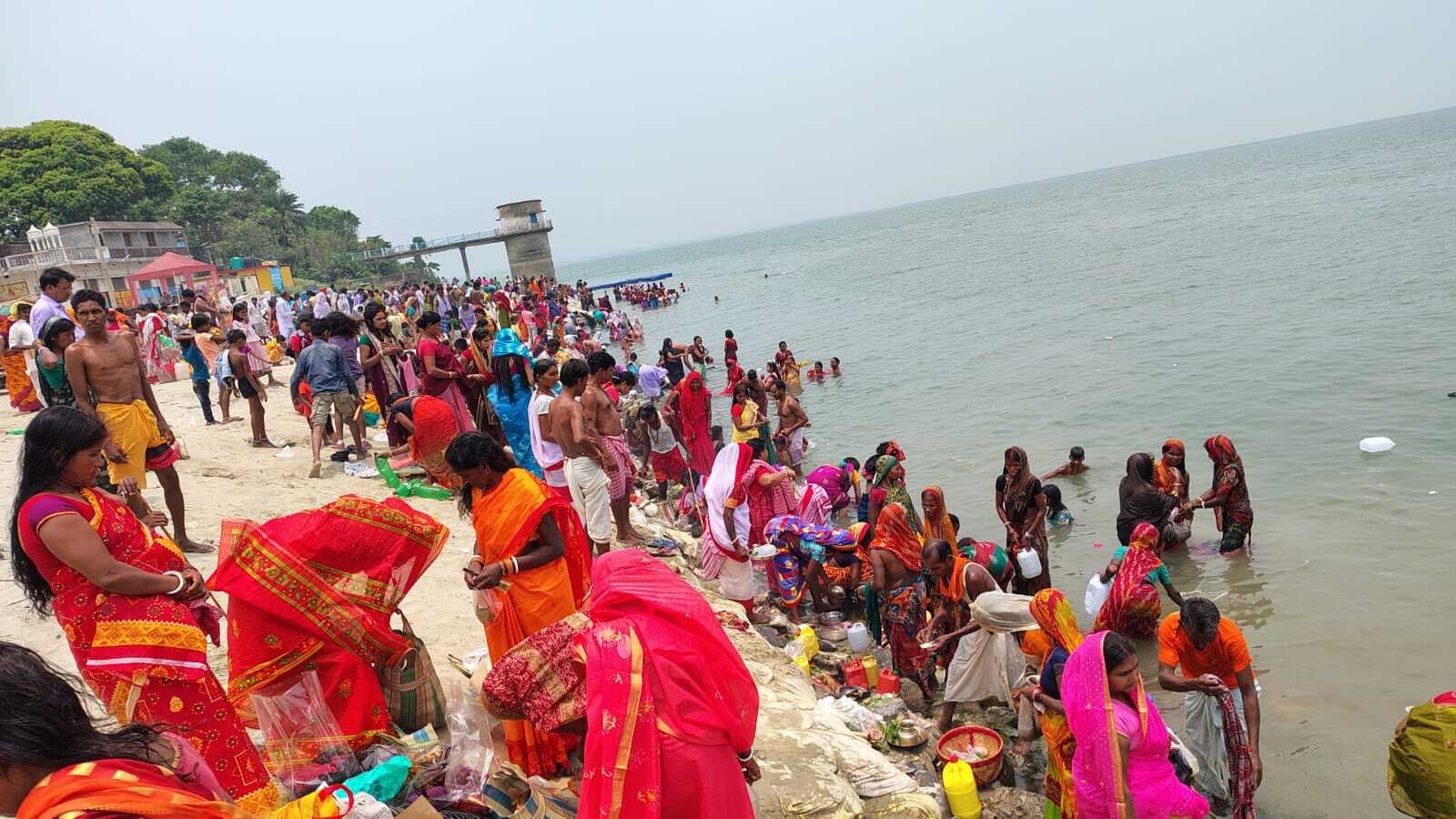 बुद्ध पूर्णिमा पर राजमहल उत्तर वाहिनी गंगा में श्रद्धालुओं ने लगायी डुबकी