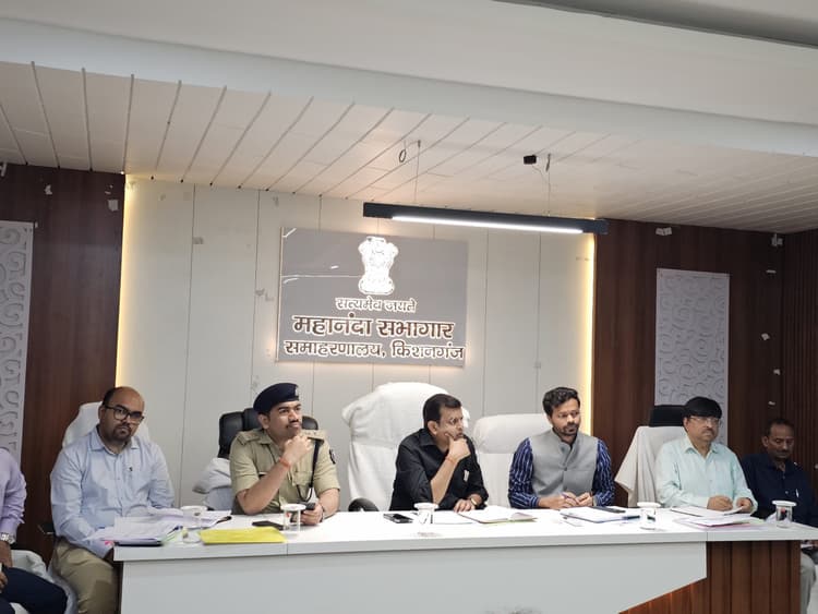 आयुक्त ने अधिकारियों के साथ की उच्च स्तरीय बैठक, जिले में सुरक्षा व्यवस्था व संचालित योजनाओं के समुचित क्रियान्वण को ले दिये कई निर्देश