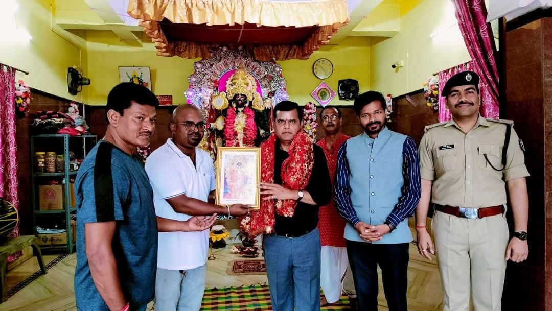 प्रमंडलीय आयुक्त ने बुढ़ी काली मंदिर में की पूजा अर्चना