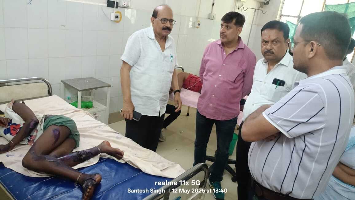 बारातियों से भरी बस पर गिरी हाइटेंशन तार, दो की मौत, डेढ़ दर्जन हुए घायल