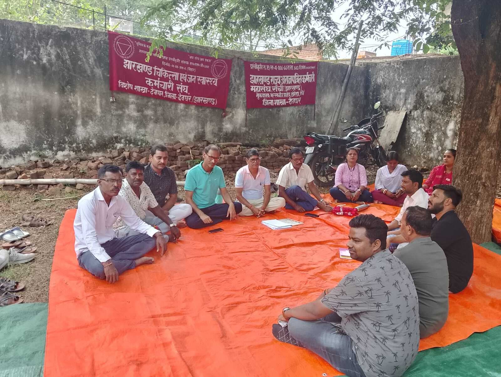 Deoghar news : जन स्वास्थ्य कर्मचारी संघ ने पुरानी मागों को नजर अंदाज किये जाने पर जतायी नाराजगी