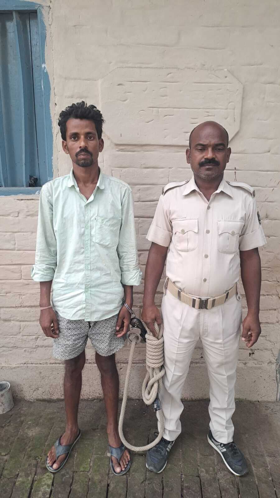 चोर को पकड़ कर किया पुलिस के हवाले