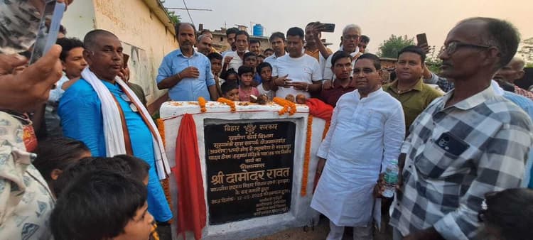 विधायक ने धपरी मोड़ से बदरहट्टा तक सड़क निर्माण कार्य का किया शिलान्यास