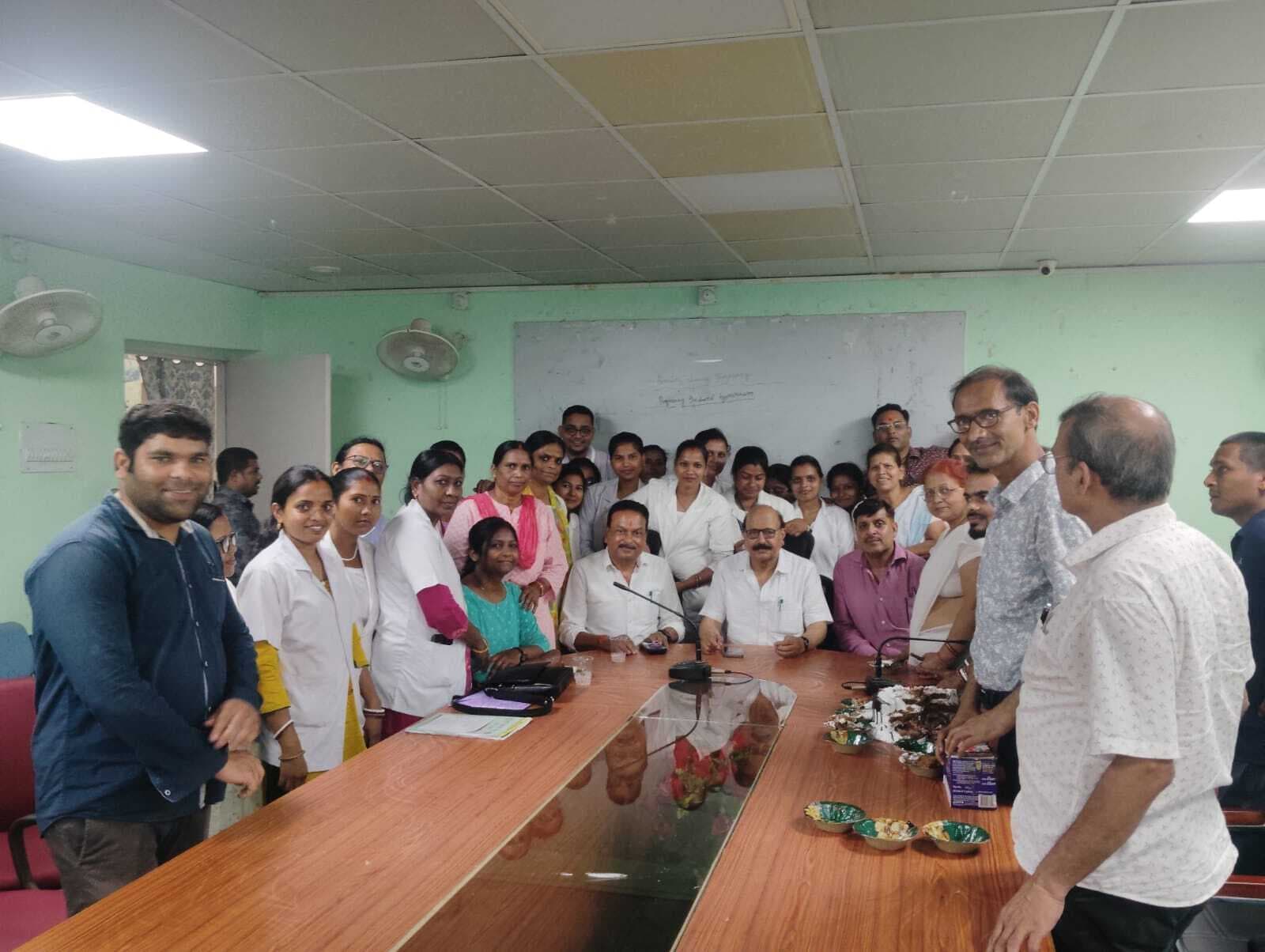 Deoghar news : नर्सिंग दिवस पर सदर अस्पताल में नर्सों को किया गया सम्मानित, केक काटकर किया सेलिब्रेट